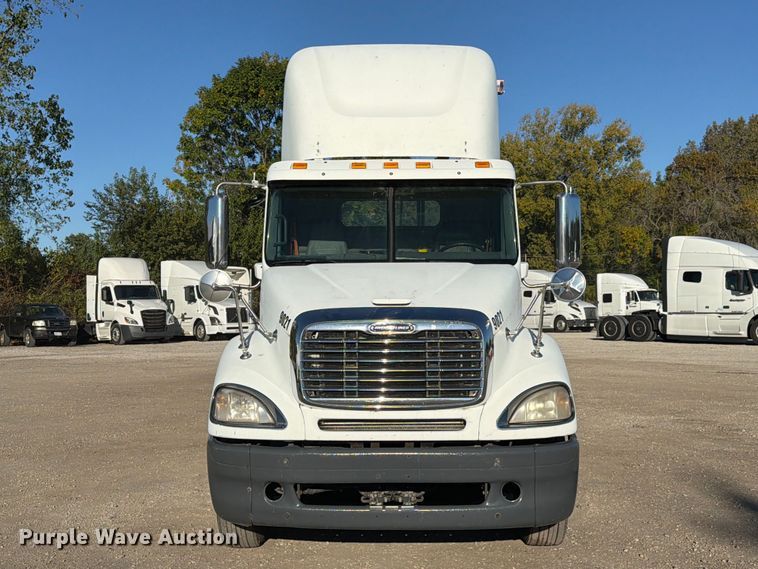 image for item FC3440 2015 Freightliner Glider semi truck