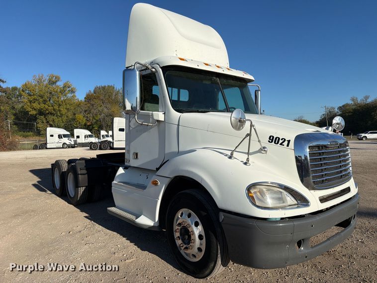image for item FC3440 2015 Freightliner Glider semi truck