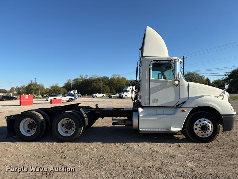 image for item FC3440 2015 Freightliner Glider semi truck