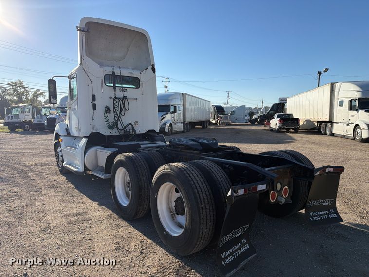 image for item FC3440 2015 Freightliner Glider semi truck