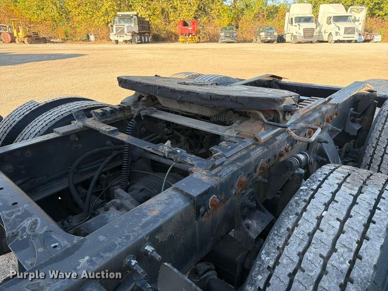 image for item FC3440 2015 Freightliner Glider semi truck