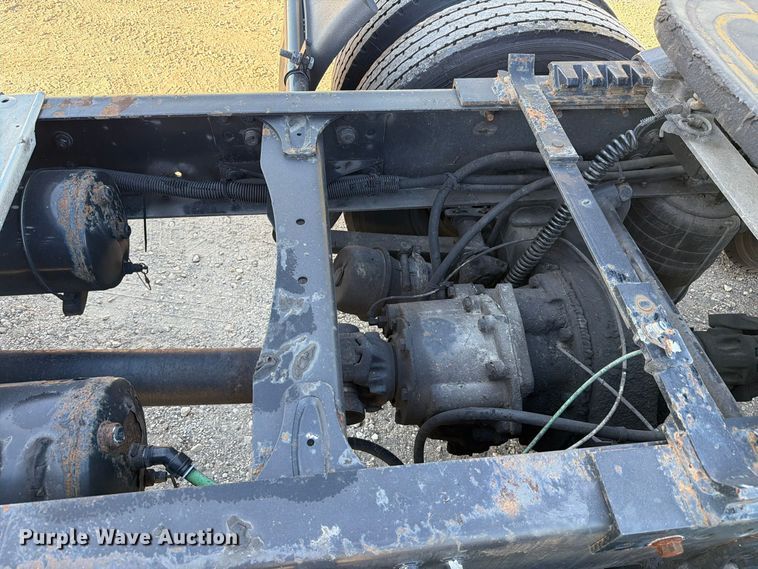 image for item FC3440 2015 Freightliner Glider semi truck
