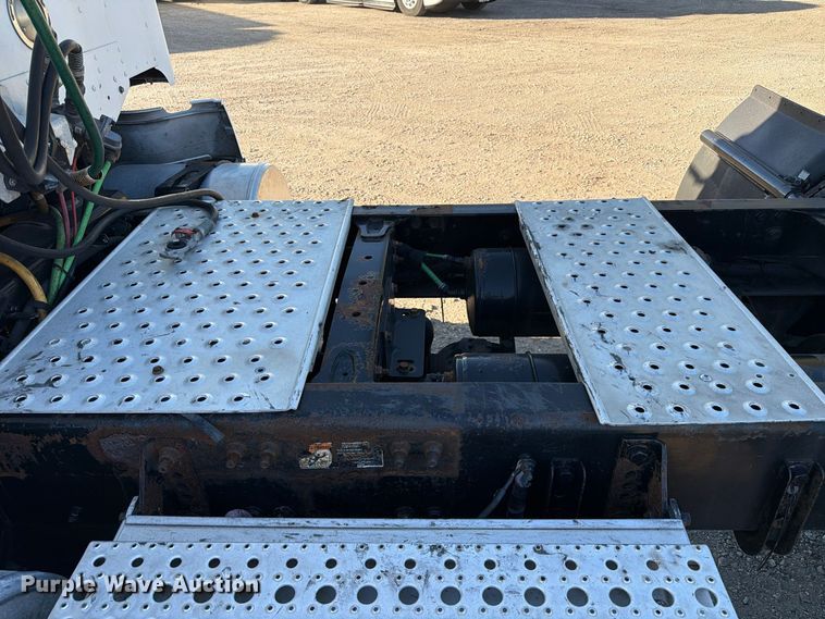 image for item FC3440 2015 Freightliner Glider semi truck