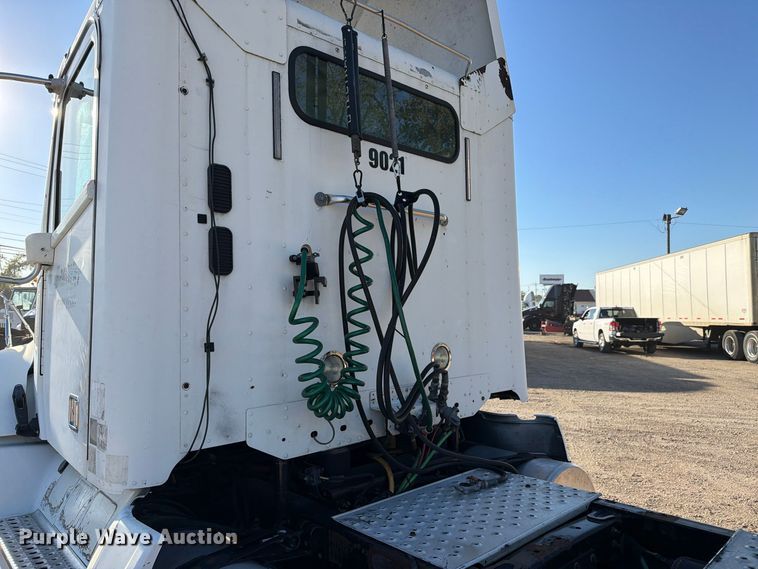 image for item FC3440 2015 Freightliner Glider semi truck