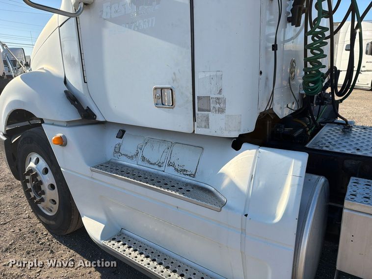 image for item FC3440 2015 Freightliner Glider semi truck