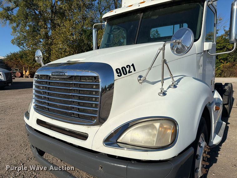 image for item FC3440 2015 Freightliner Glider semi truck