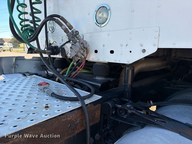 image for item FC3440 2015 Freightliner Glider semi truck