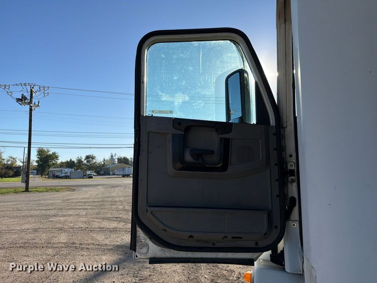 image for item FC3440 2015 Freightliner Glider semi truck