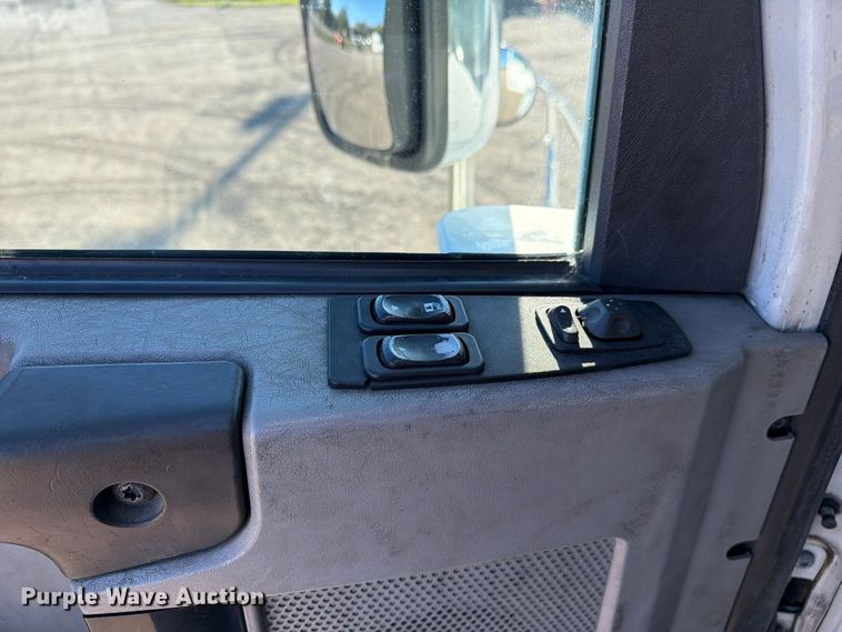 image for item FC3440 2015 Freightliner Glider semi truck