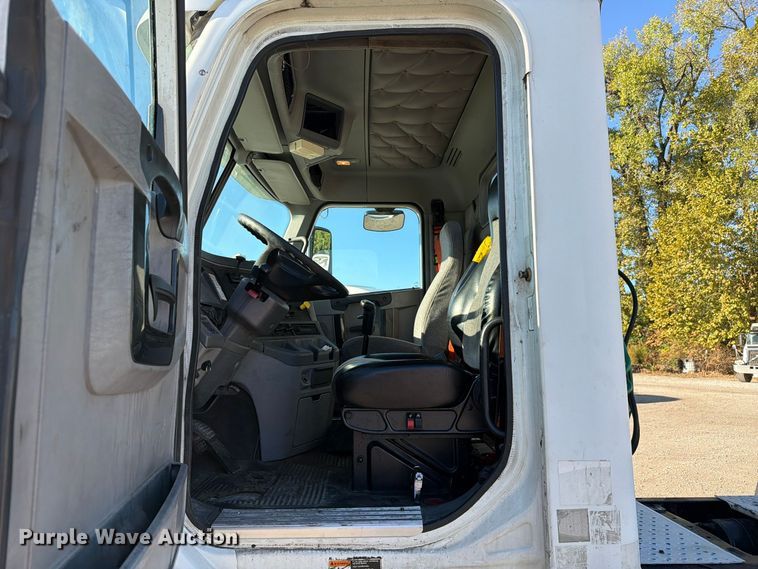 image for item FC3440 2015 Freightliner Glider semi truck