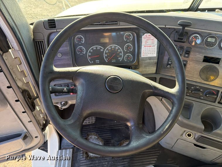 image for item FC3440 2015 Freightliner Glider semi truck