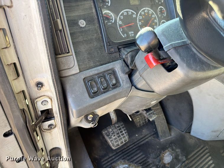 image for item FC3440 2015 Freightliner Glider semi truck