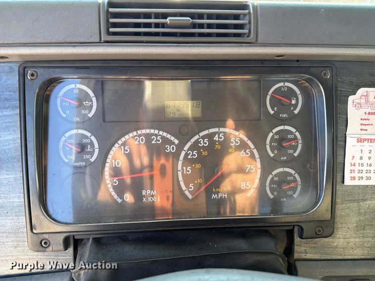image for item FC3440 2015 Freightliner Glider semi truck