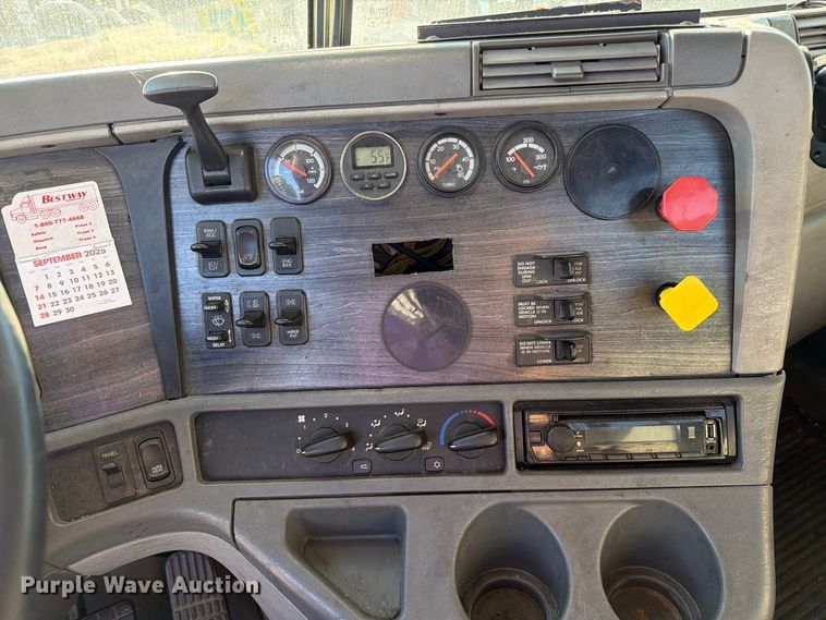 image for item FC3440 2015 Freightliner Glider semi truck