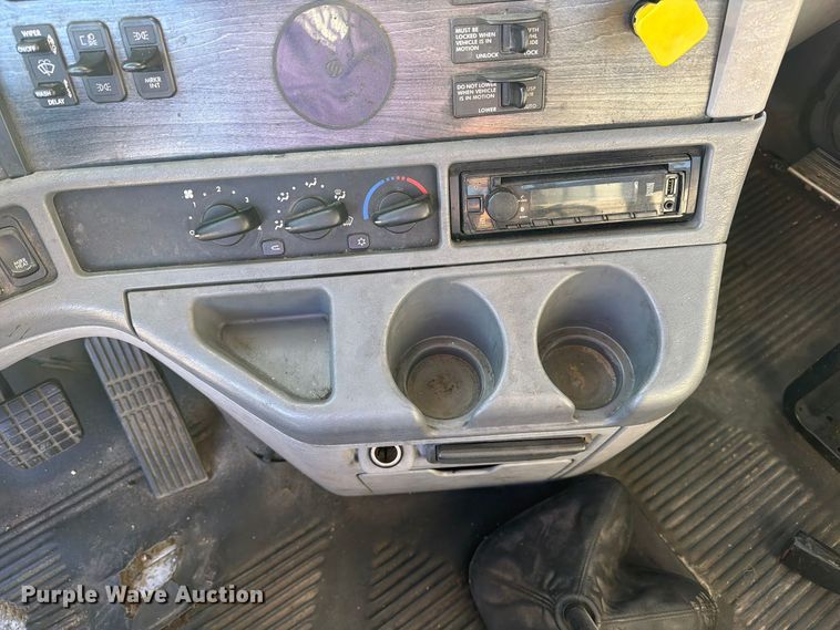 image for item FC3440 2015 Freightliner Glider semi truck
