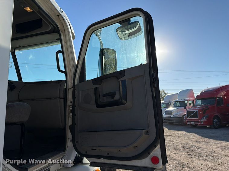 image for item FC3440 2015 Freightliner Glider semi truck