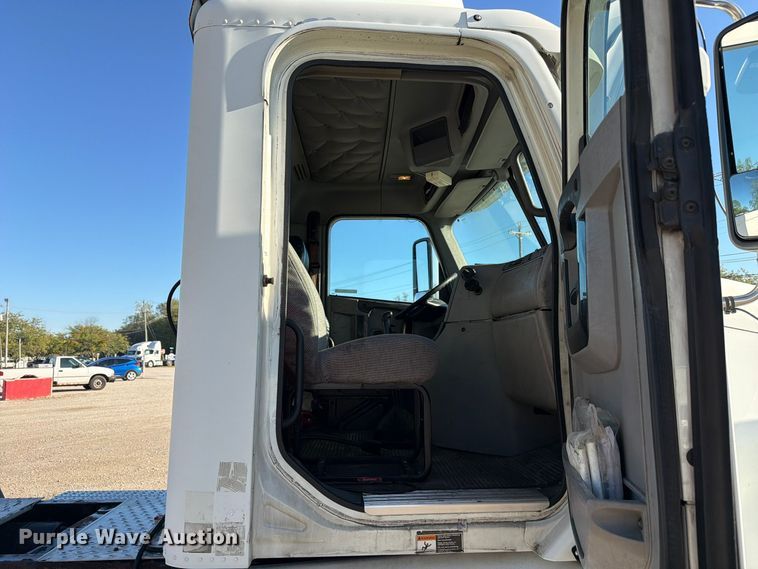 image for item FC3440 2015 Freightliner Glider semi truck
