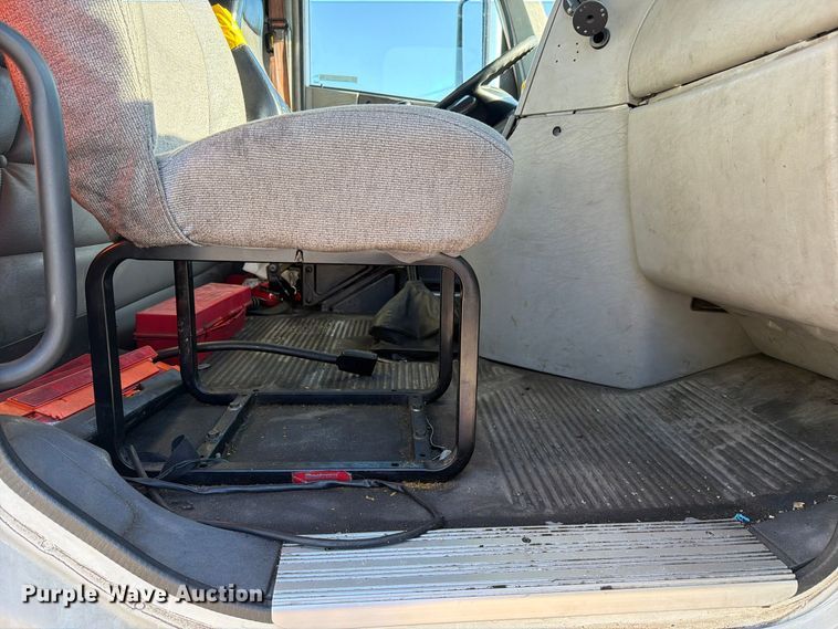 image for item FC3440 2015 Freightliner Glider semi truck