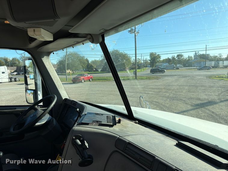 image for item FC3440 2015 Freightliner Glider semi truck