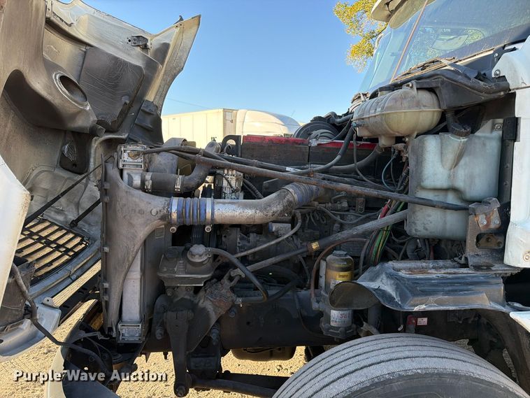 image for item FC3440 2015 Freightliner Glider semi truck