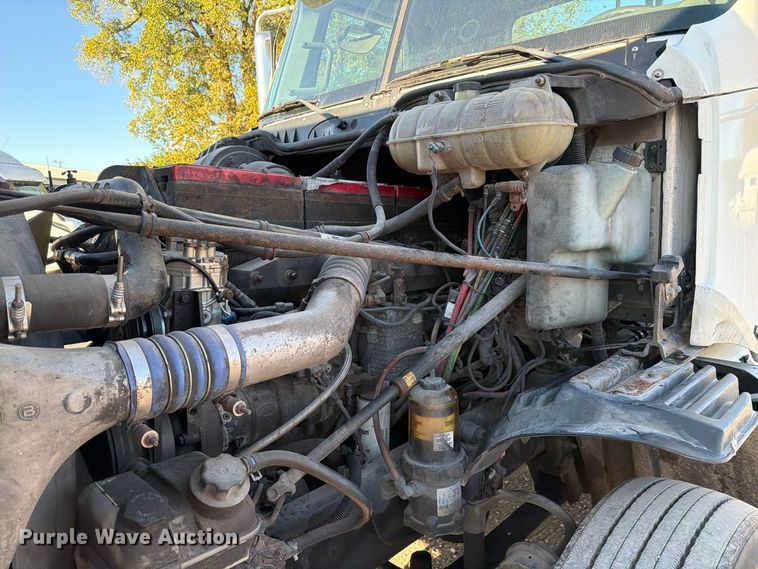 image for item FC3440 2015 Freightliner Glider semi truck