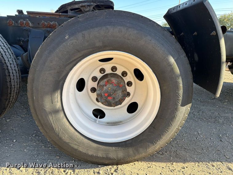 image for item FC3440 2015 Freightliner Glider semi truck