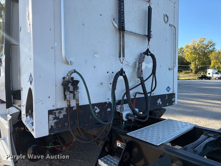 image for item FC3441 2021 Freightliner Cascadia semi truck