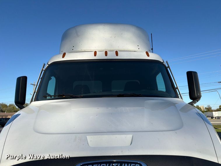 image for item FC3441 2021 Freightliner Cascadia semi truck