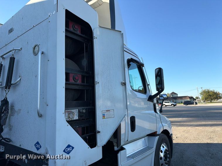 image for item FC3441 2021 Freightliner Cascadia semi truck
