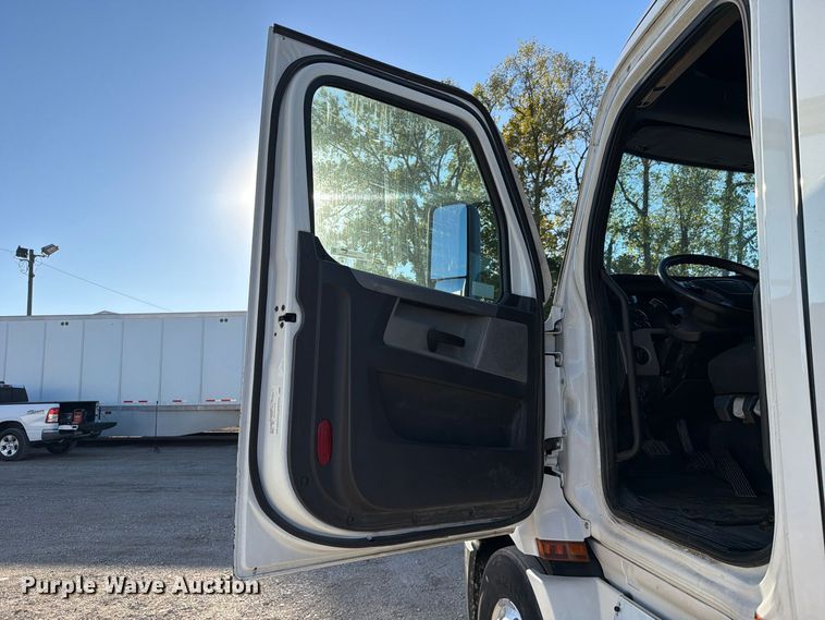 image for item FC3441 2021 Freightliner Cascadia semi truck