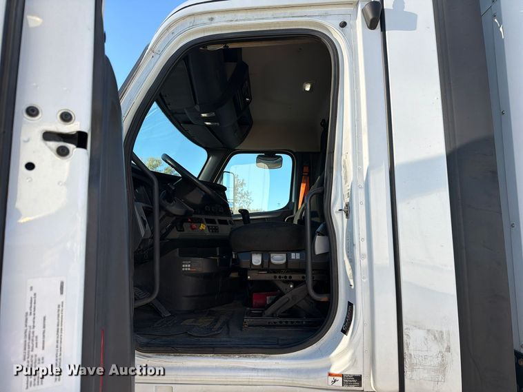 image for item FC3441 2021 Freightliner Cascadia semi truck