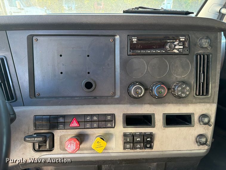image for item FC3441 2021 Freightliner Cascadia semi truck