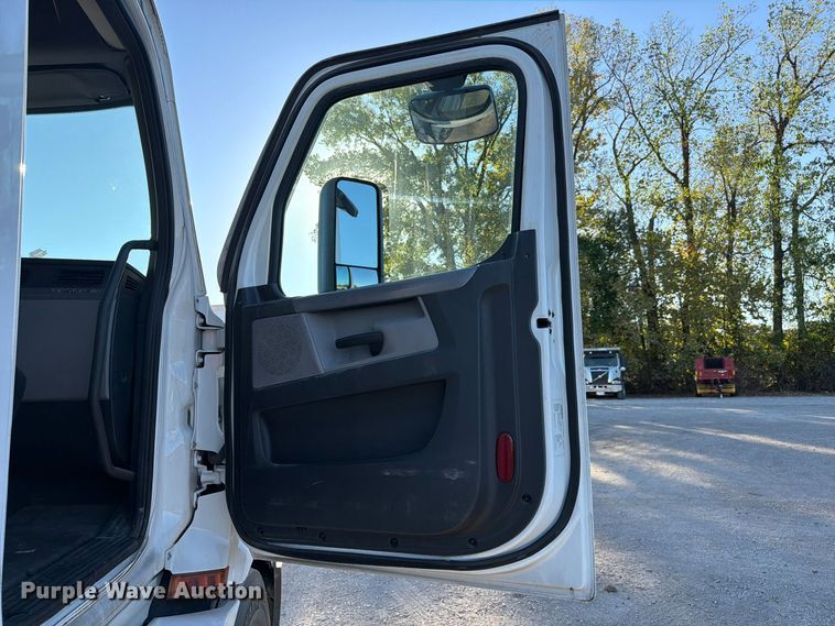image for item FC3441 2021 Freightliner Cascadia semi truck