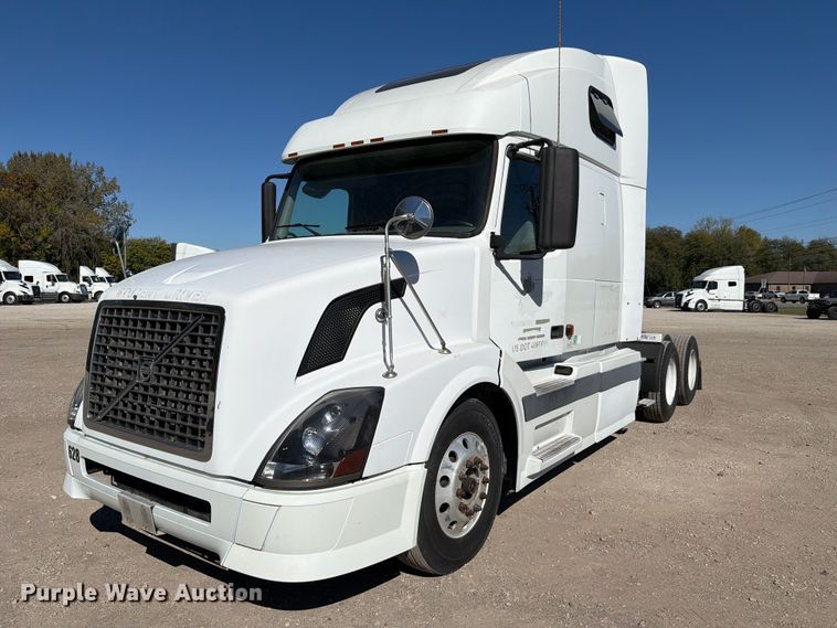 image for item FC3442 2006 Volvo VNL semi truck