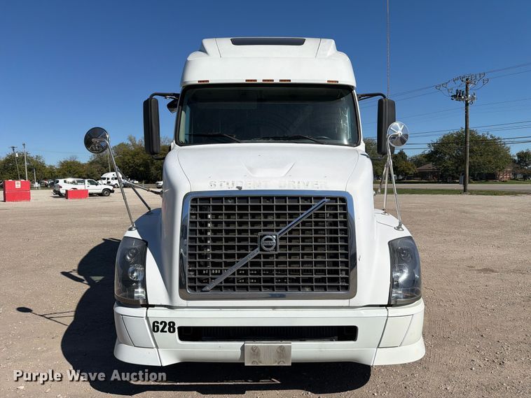 image for item FC3442 2006 Volvo VNL semi truck