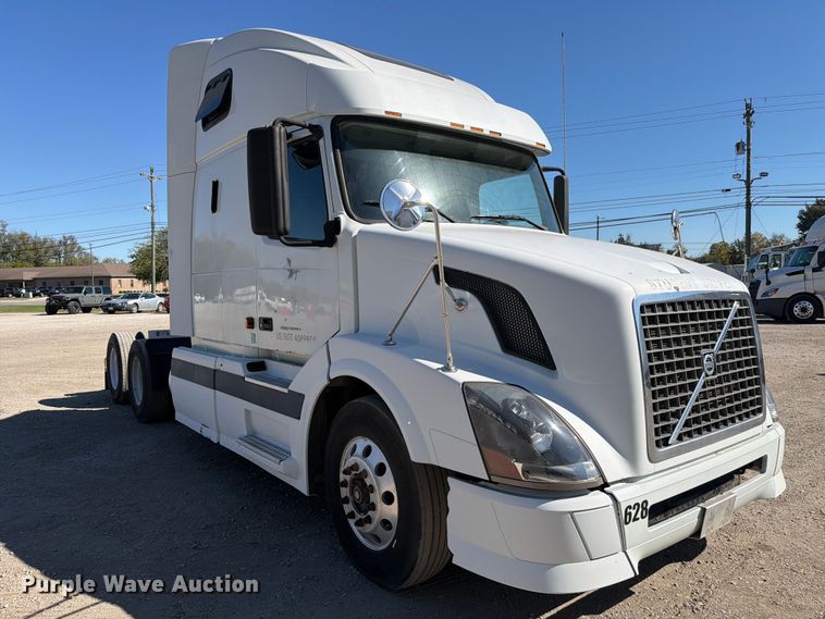 image for item FC3442 2006 Volvo VNL semi truck