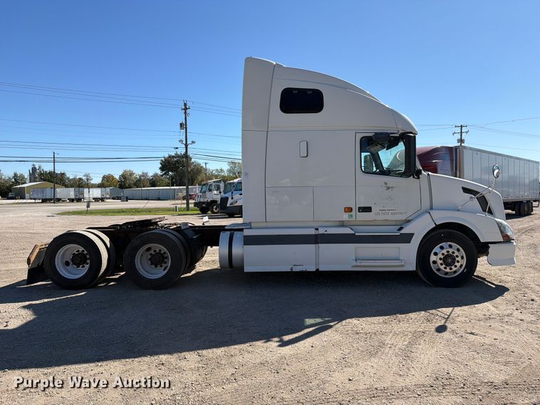 image for item FC3442 2006 Volvo VNL semi truck