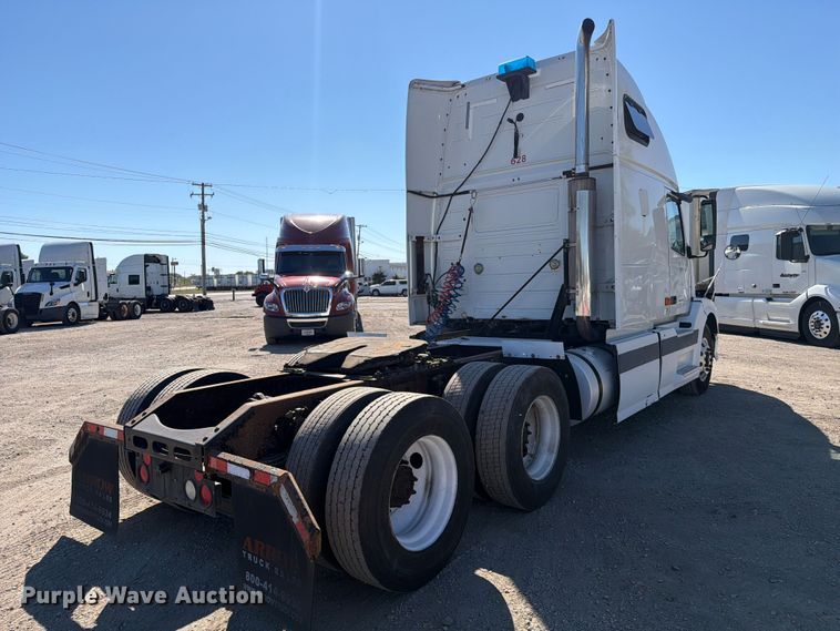 image for item FC3442 2006 Volvo VNL semi truck