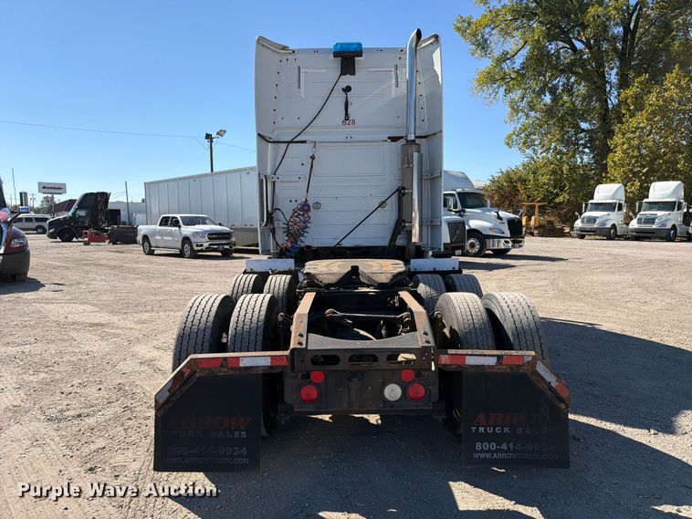 image for item FC3442 2006 Volvo VNL semi truck