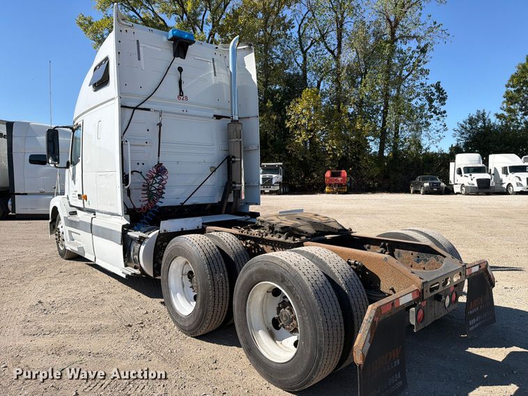 image for item FC3442 2006 Volvo VNL semi truck
