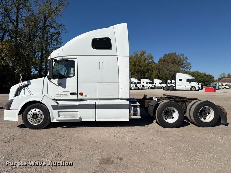 image for item FC3442 2006 Volvo VNL semi truck