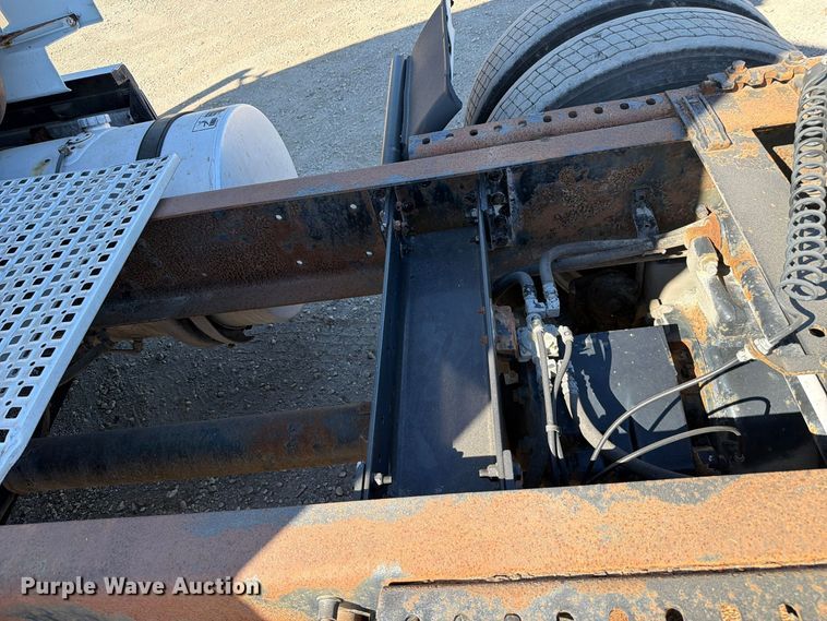 image for item FC3442 2006 Volvo VNL semi truck