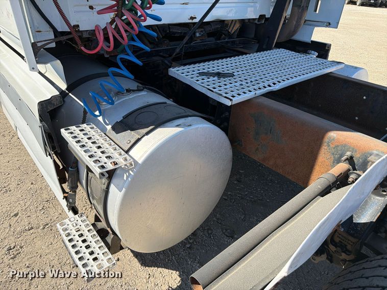 image for item FC3442 2006 Volvo VNL semi truck