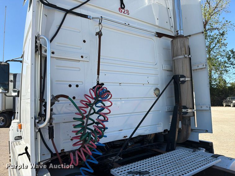 image for item FC3442 2006 Volvo VNL semi truck