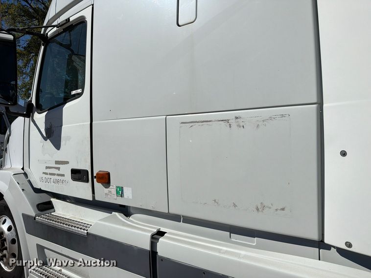 image for item FC3442 2006 Volvo VNL semi truck