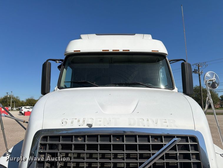 image for item FC3442 2006 Volvo VNL semi truck