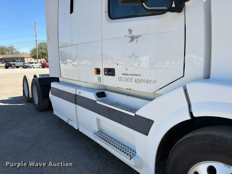image for item FC3442 2006 Volvo VNL semi truck