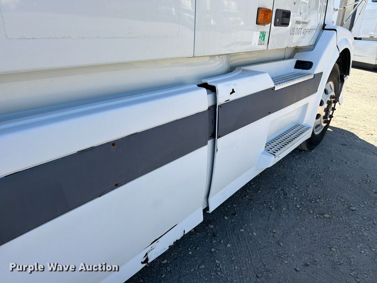 image for item FC3442 2006 Volvo VNL semi truck