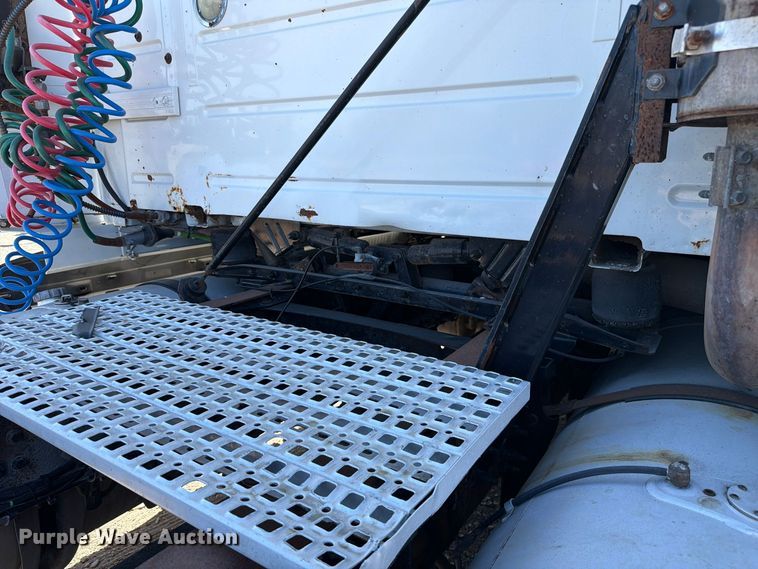 image for item FC3442 2006 Volvo VNL semi truck