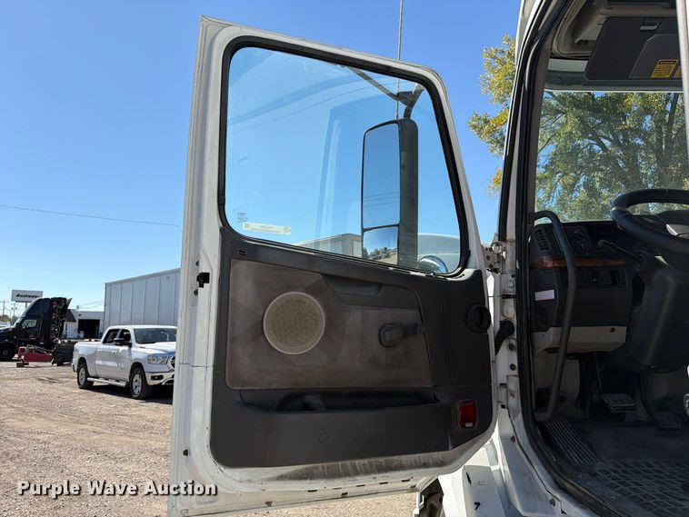 image for item FC3442 2006 Volvo VNL semi truck